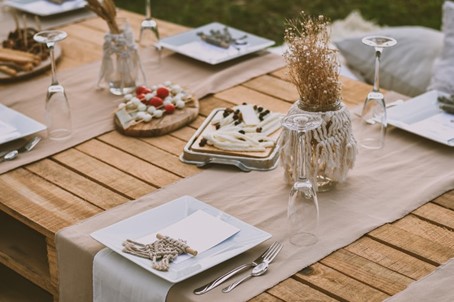 Dodatki i ozdoby na stół na przyjęcie w ogrodzie