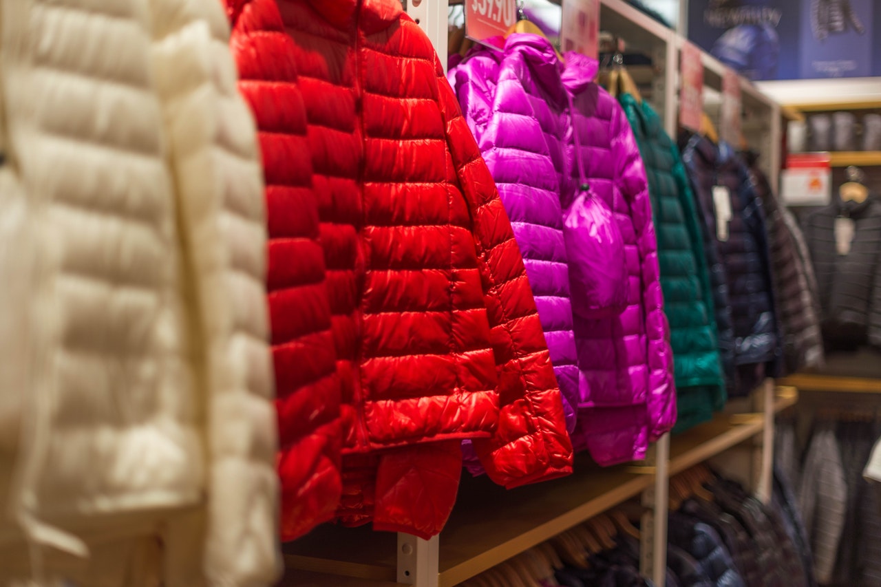 Pikowana kurtka: zimowy must have o wielu obliczach