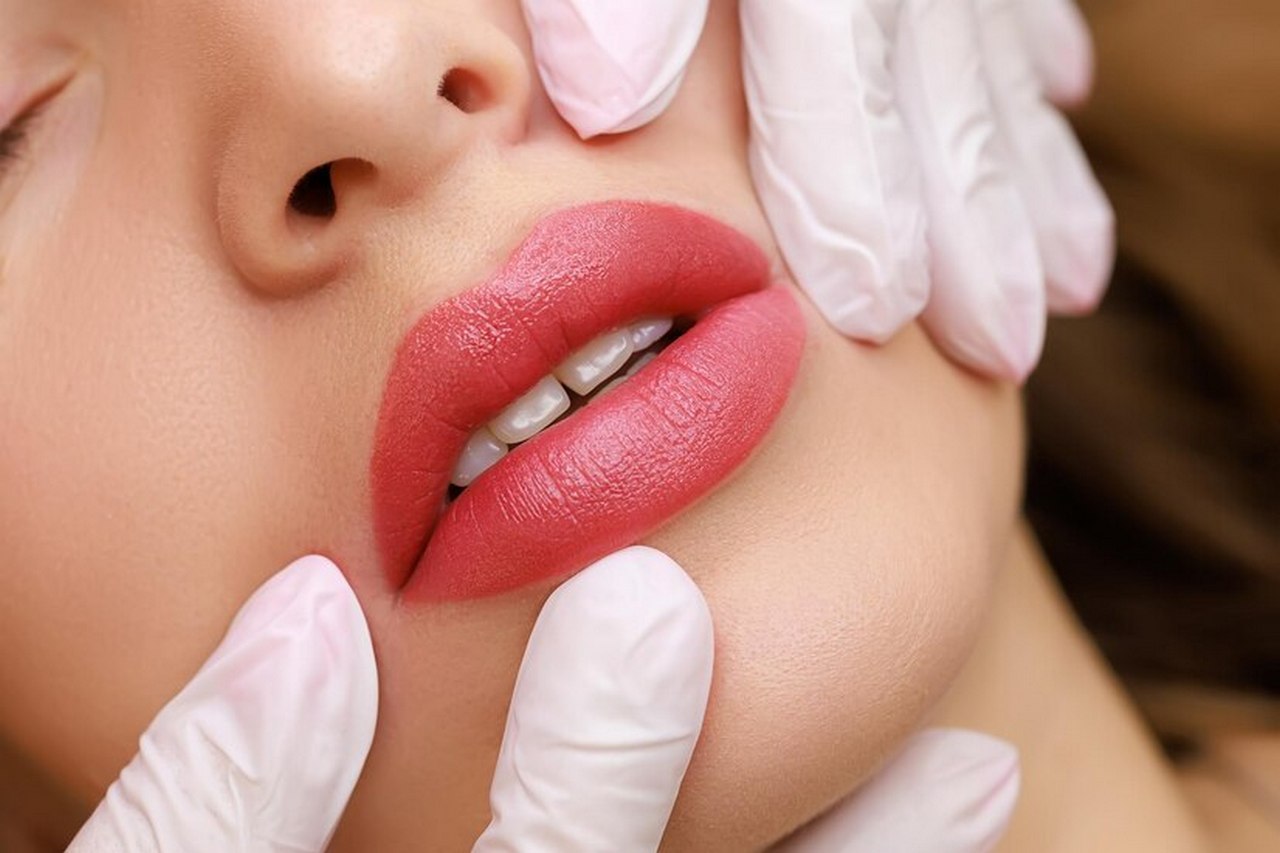 Makijaż permanentny ust – dlaczego warto go wykonać?